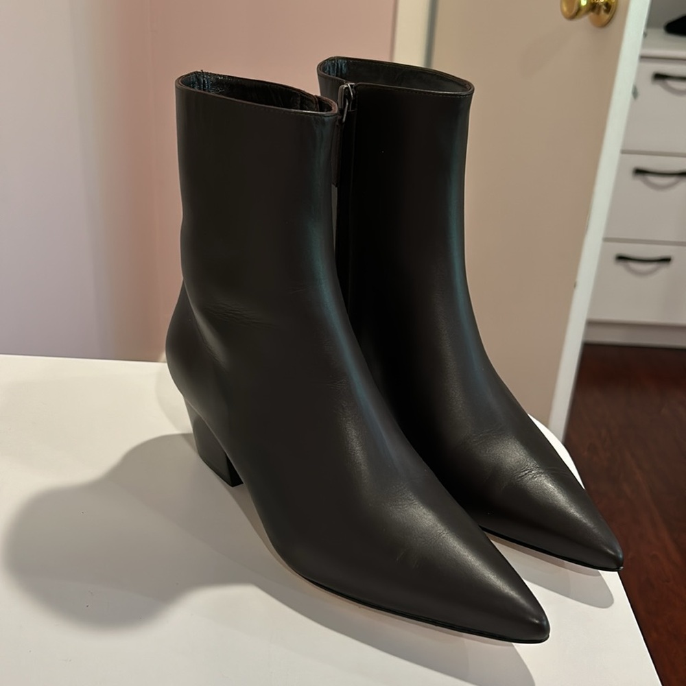 Manolo Blahnik
Agnetapla Leather Zip Ankle Boots - Picture 6 of 7